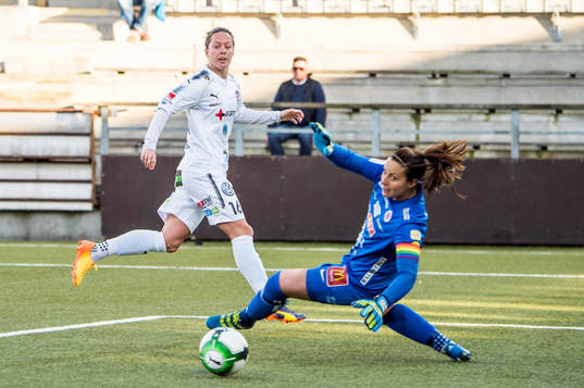 Rosengårds Lina Nilsson mot Örebros målvakt Carola