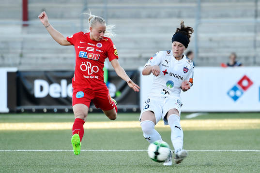 Örebros Julia Spetsmark i kamp om bollen med Rosengårds