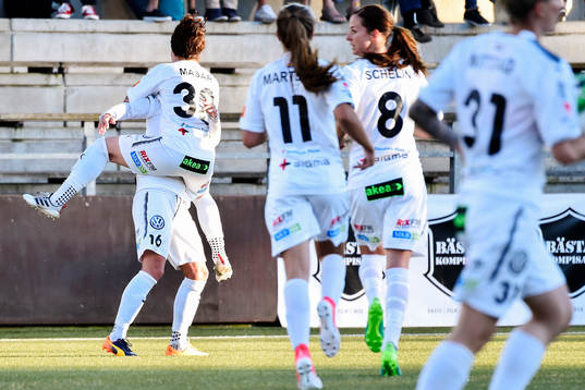 Rosengårds Lina Nilsson jublar med lagkamrater