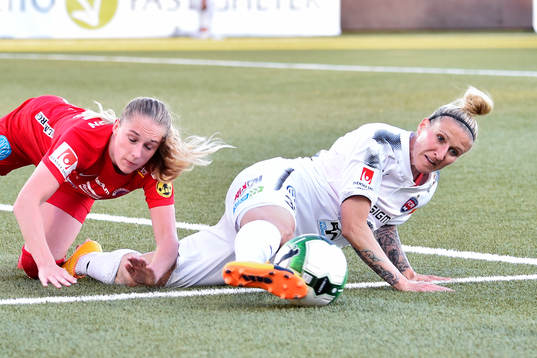 Örebros Jennie Wecksell  i kamp om bollen med Rosengårds