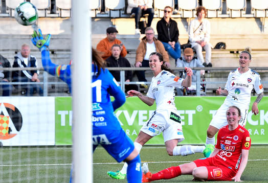 Rosengårds Lotta Schelin gör 2-1-målet bakom Örebros