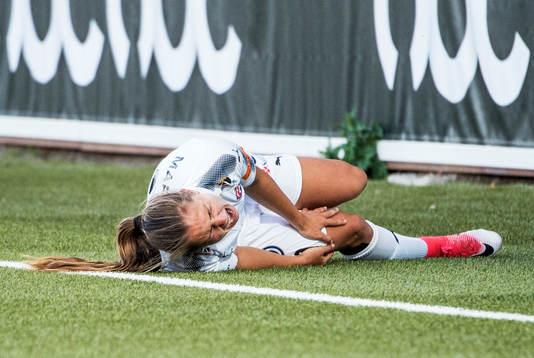 Rosengårds Lieke Martens tar sig för knät