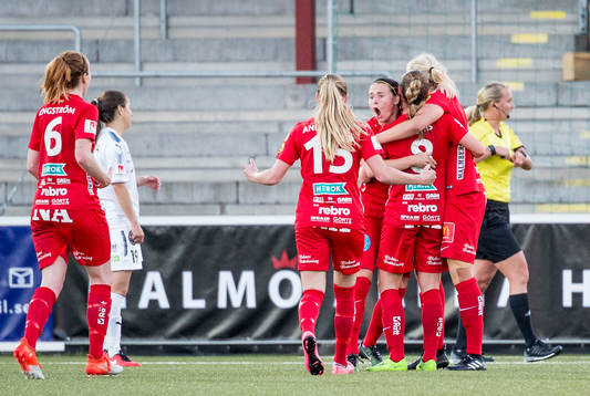 Örebros Emma Jansson jublar med lagkamraterna