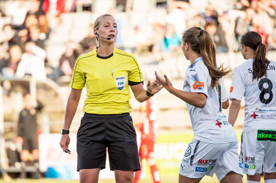 Domaren Tess Olofsson och Rosengårds Lieke Martens