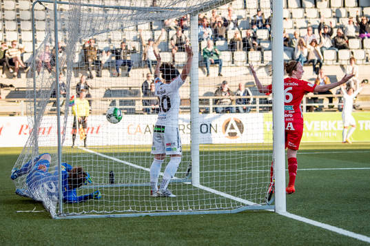 Rosengårds Ella Masar McLeod och Lina Nilsson jublar