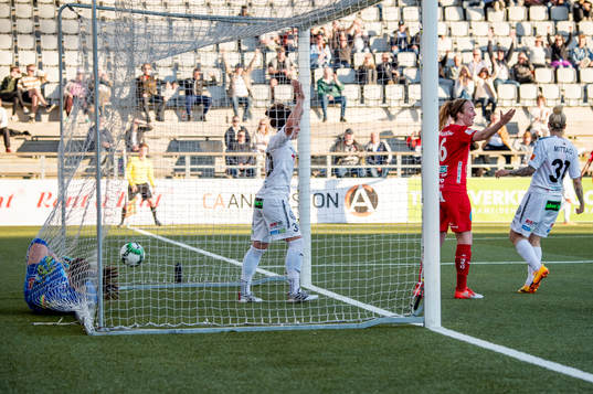 Rosengårds Ella Masar McLeod och Lina Nilsson jublar