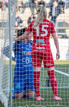 Örebros målvakt Carola Söberg tittas till av Emelie