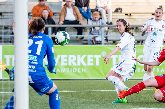Rosengårds Lotta Schelin gör 2-2 på Örebros målvakt