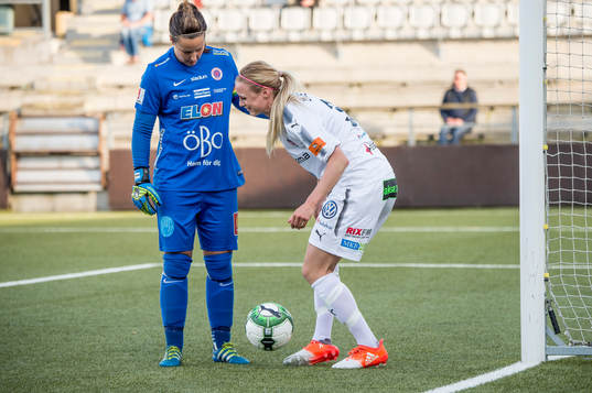 Örebros målvakt Carola Söberg kollar till Rosengårds