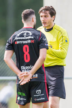 Domaren Jovan Bjelajac i diskussion med Assyriskas Michell