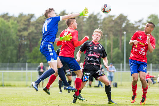 Assyriskas målvakt Pontus Wik går ut mot bollen