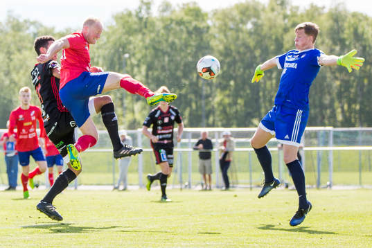 Höganäs Niklas Hermansson skjuter mot Assyriskas målvakt