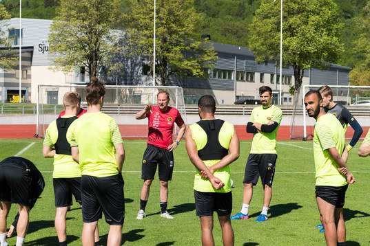 Elfsborgs manager Magnus Haglund instruerar spelarna