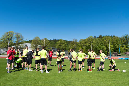 Elfsborgs manager Magnus Haglund instruerar spelarna