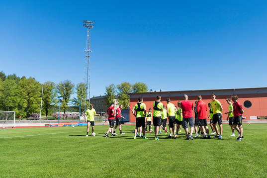 Elfsborgs manager Magnus Haglund instruerar spelarna
