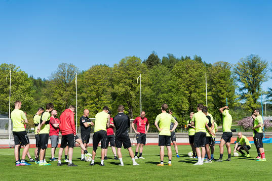 Elfsborgs manager Magnus Haglund instruerar spelarna