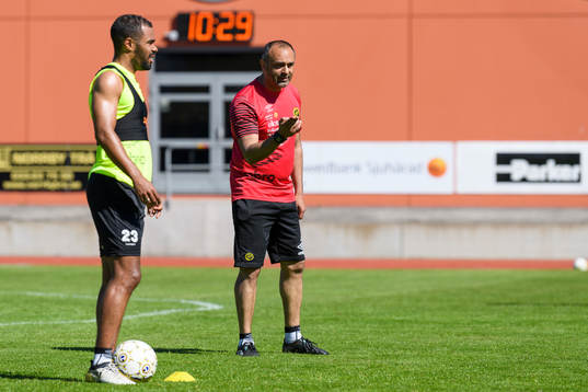 Elfsborgs tränare Jan Mian instruerar spelarna