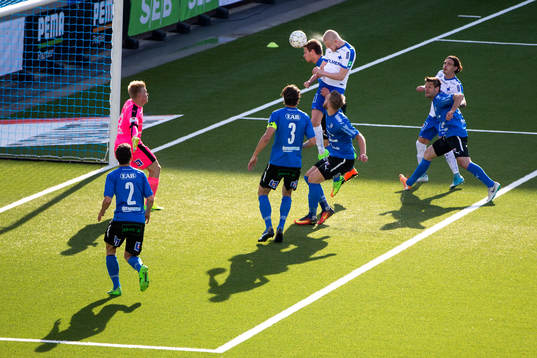 Norrköpings Karl Holmberg nickar bollen till 1-0