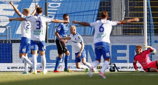 Jubel och depp vid mål 1-0 av Norrköpings Kalle Holmberg