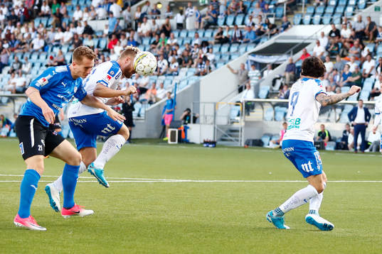 Norrköpings Nicklas Bärkroth nickar bollen till 2-1