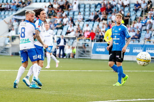 Norrköpings Nicklas Bärkroth nickar bollen till 2-1