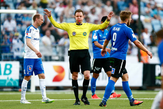 Domare Markus Strömbergsson blåser av fotbollsmatchen i