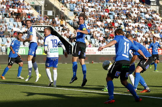 Halmstads Fredrik Liverstam nickar till Fredrik Olsson som