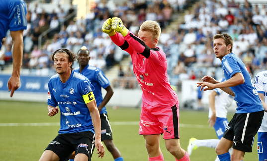 Halmstads Fredrik Liverstamn, målvakt Isak Pettersson