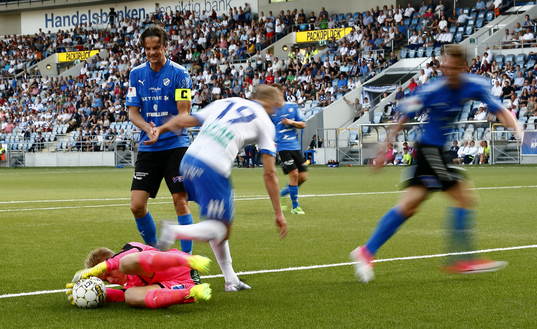 Räddning av Halmstads målvakt Isak Pettersson