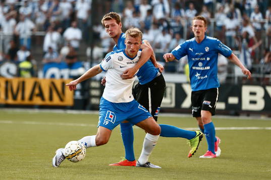 Norrköpings Sebastian Andersson blir hålls fast av