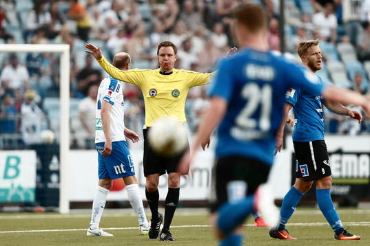 Domare Martin Strömbergsson blåser av matchen, hans sista