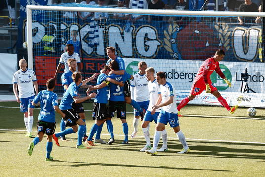 Halmstads Fredrik Olsson har precis gjort mål och laget