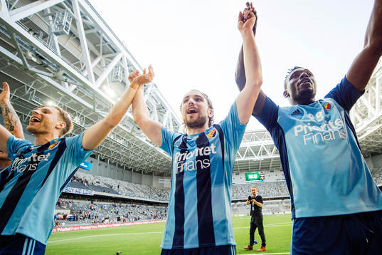 Djurgårdens spelare med Kevin Walker i mitten jublar