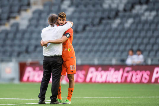 Djurgårdens tränare Özcan Melkemichel tröstar AFC