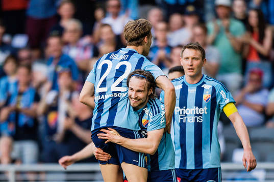 Djurgårdens Kevin Walker gör 1-0 och jublar medan han