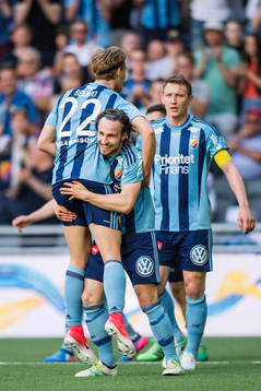 Djurgårdens Kevin Walker gör 1-0 och jublar medan han