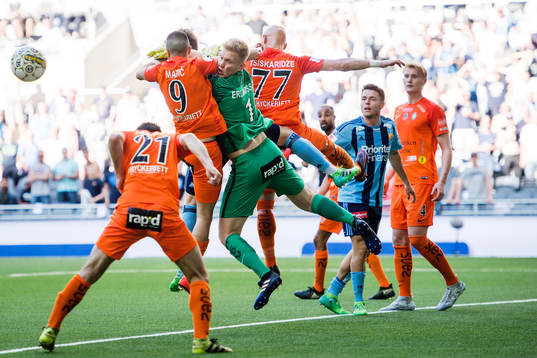 AFC Eskilstunas målvakt Tim Erlandsson i en duell med Sasa
