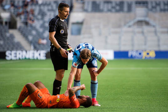 AFC Eskilstunas Jernade Meade tilldelas ett gult kort av
