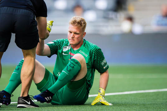 AFC Eskilstunas målvakt Tim Erlandsson har ont