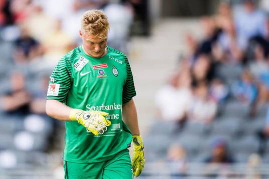AFC Eskilstunas målvakt Tim Erlandsson deppar