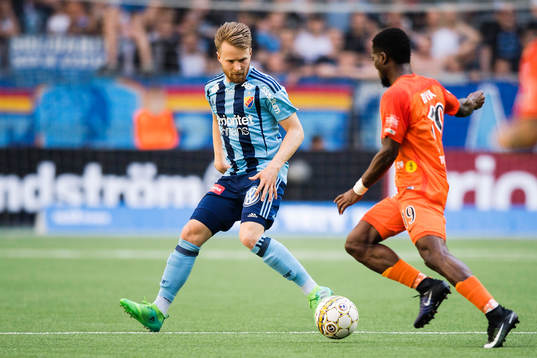 Djurgårdens Jacob Une Larsson utmanar AFC Eskilstunas Buya