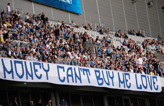 Djurgårdens supportrar med en banderoll som det står