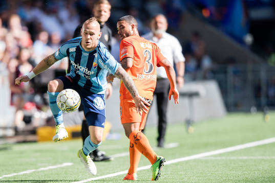 Djurgårdens Magnus Eriksson i en duell mot AFC Eskilstunas