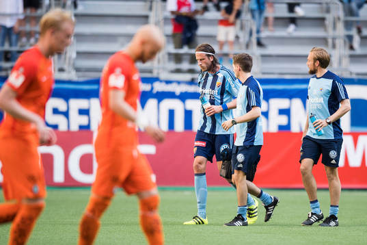 Djurgårdens Jonas Olsson går av planen