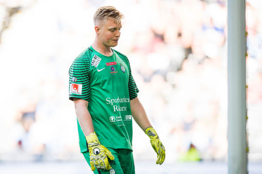 AFC Eskilstunas målvakt Tim Erlandsson deppar