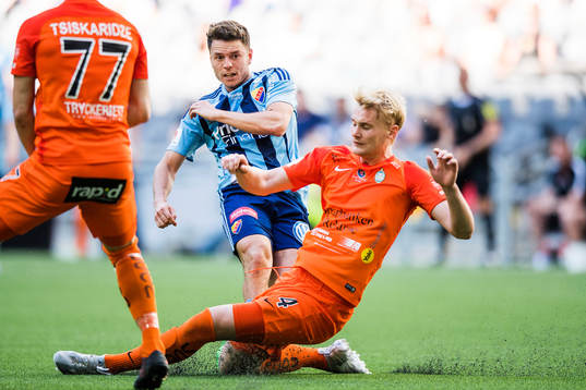 Djurgårdens Kerim Mrabti utmanas av AFC Eskilstunas Ludvig