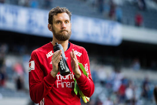 Djurgårdens målvakt Andreas Isaksson tackar publiken