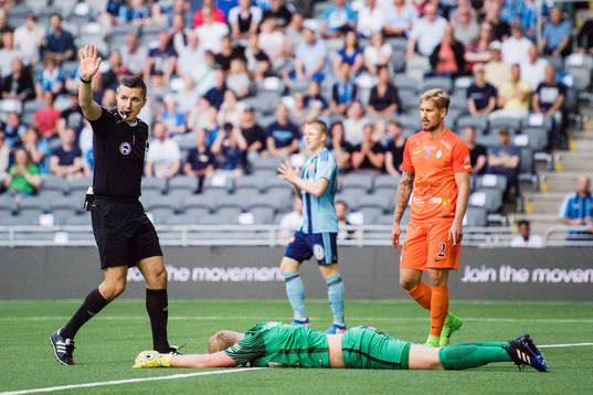 AFC Eskilstunas målvakt Tim Erlandsson får ont