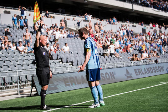 Djurgårdens Kim Källström protesterar mot linjedomaren