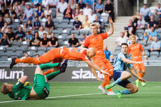 Djurgårdens Kerim Mrabti i en duell mot AFC Eskilstunas